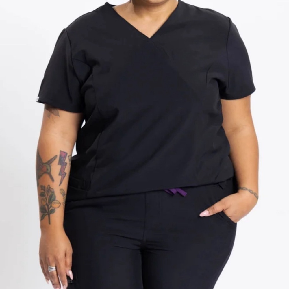 SIGMA SCRUBS WOMEN’S 2 POCKETS Y NECK SCRUB TOP BLACK - Picture 4 of 5
